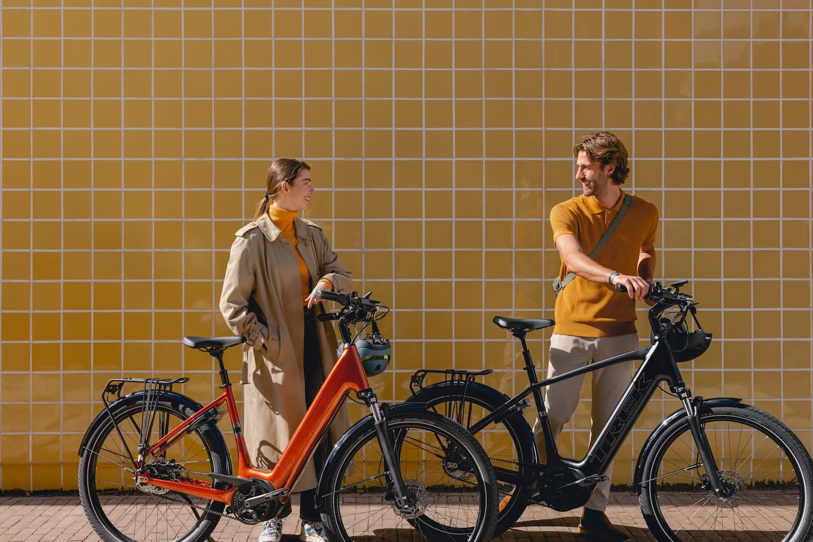 Twee fietsers met Trek District+ elektrische fietsen